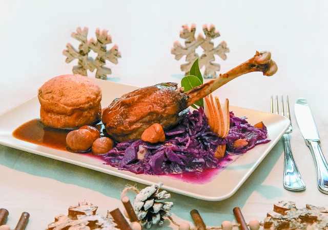 Gänsekeulen mit Maroni-Birnen-Rotkraut und Schwarzbrotsoufflé ...