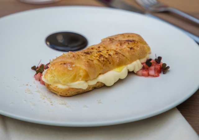Brandteigkrapfen mit Camenbertcreme, gegrilltem Käse und eingelegten ...