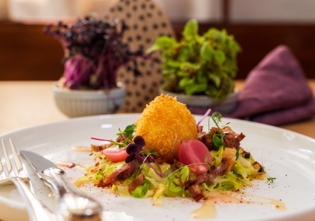 Gebackenes Landei mit Spitzkraut, knusprigem Speck, Honig-Orangen ...