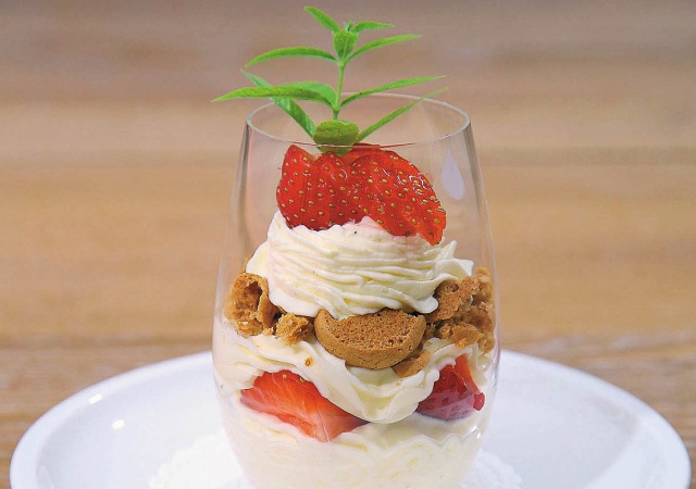 JoghurtTopfencreme mit frischen Erdbeeren und Amarettini