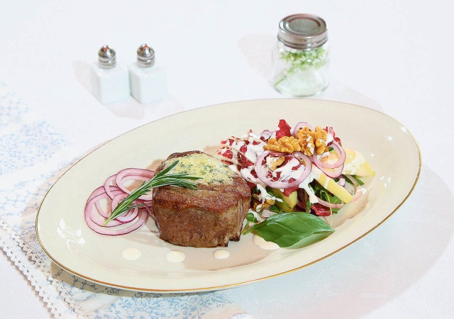Rinder-Filetsteak mit Apfel-Brunnenkresse-Salat und roten Zwiebeln ...
